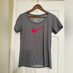 Nike Women's Gray T-Shirt with Pink Logo small $39